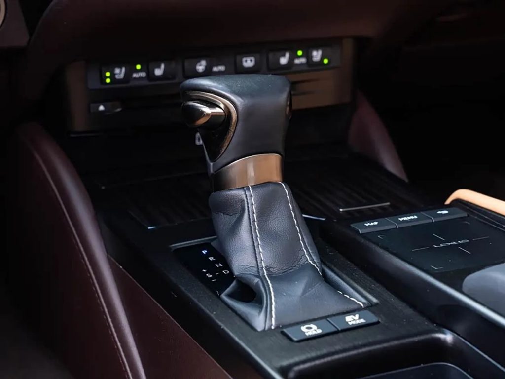 Lexus ES 2018 300h Executive Edition China 6