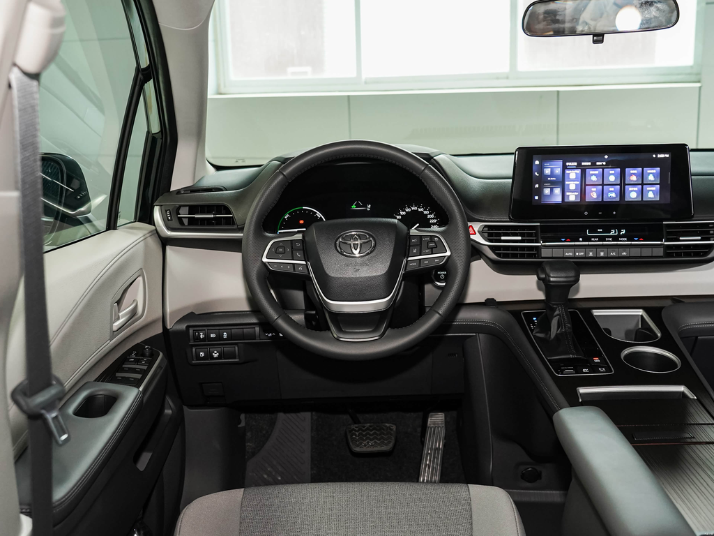 Toyota Sienna 2026 2.5L Hybrid 2WD Comfort
