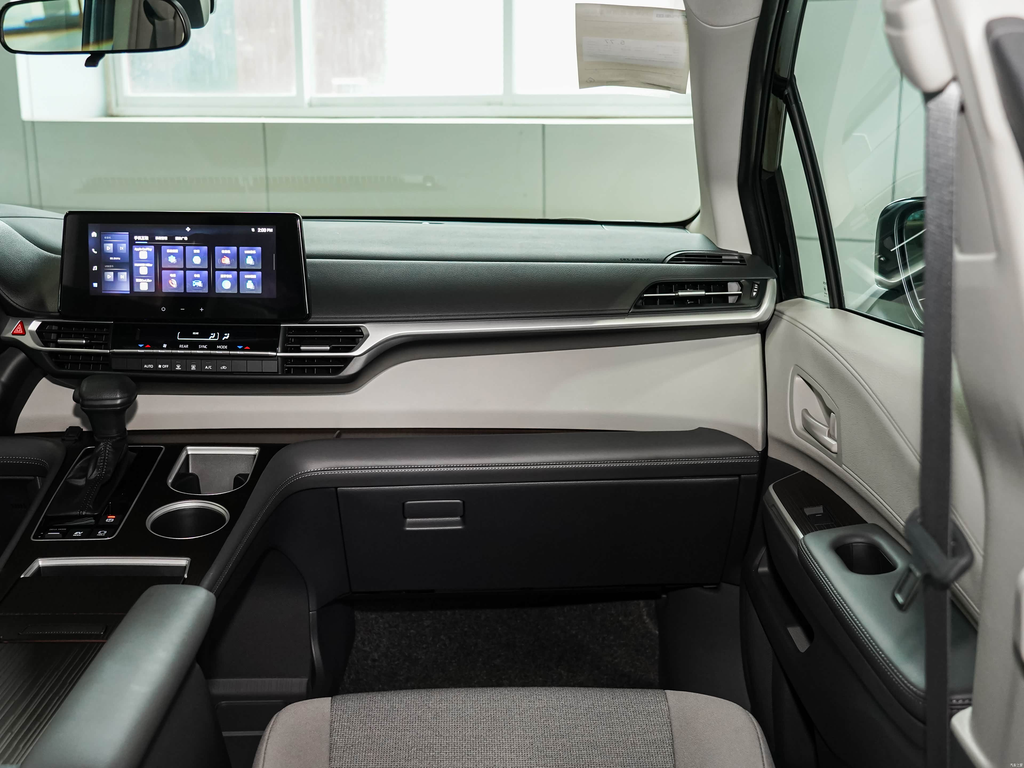 Toyota Sienna 2026 2.5L Hybrid 2WD Comfort