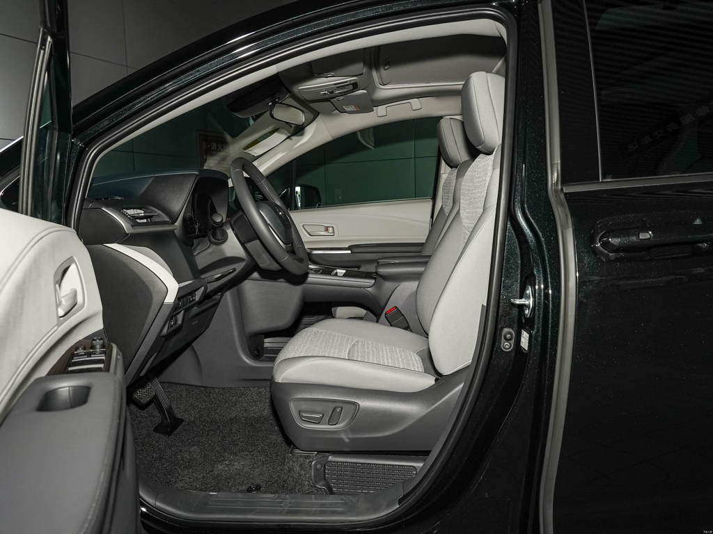 Toyota Sienna 2026 2.5L Hybrid 2WD Comfort