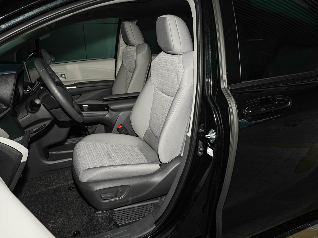 Toyota Sienna 2026 2.5L Hybrid 2WD Comfort