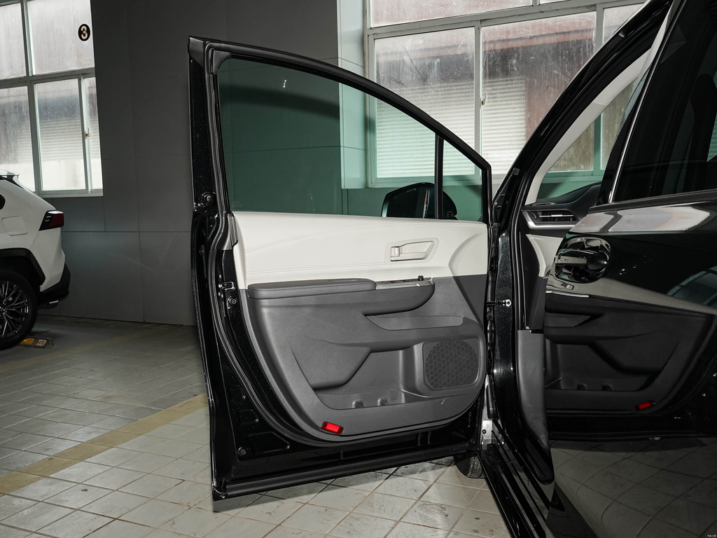 Toyota Sienna 2026 2.5L Hybrid 2WD Comfort