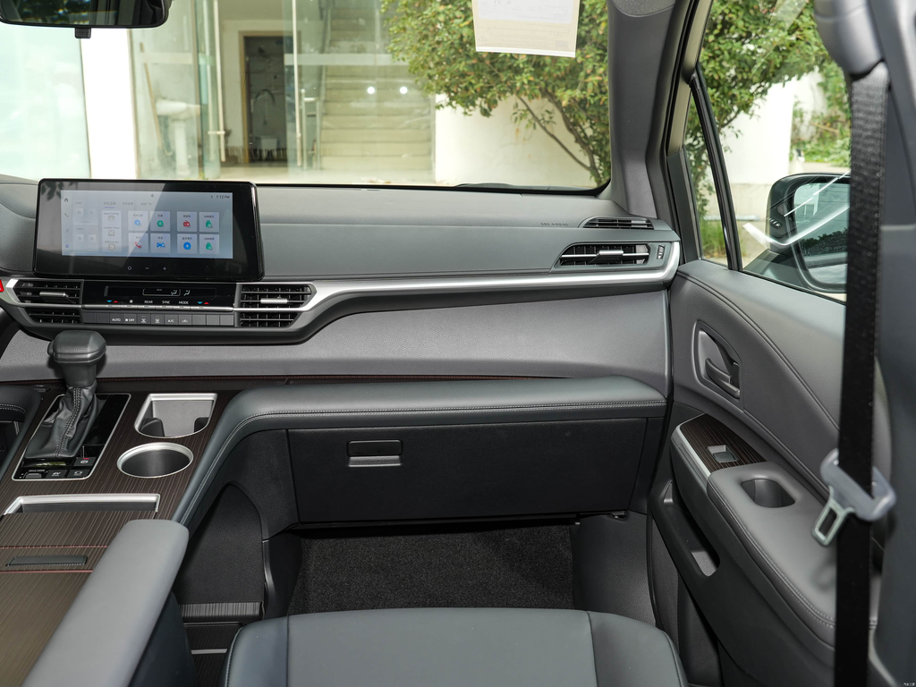 Toyota Grevia 2026 2.5L Hybrid Comfort Edition