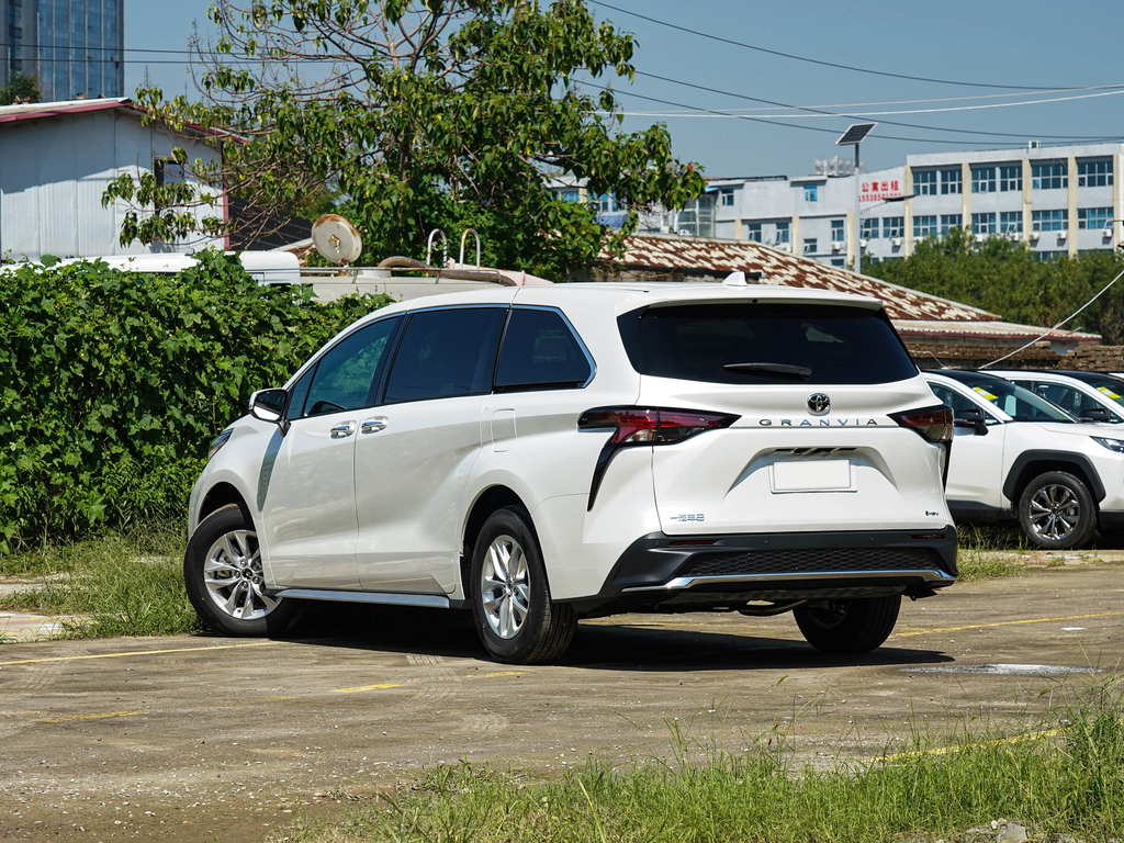 Toyota Grevia 2026 2.5L Hybrid Comfort Edition