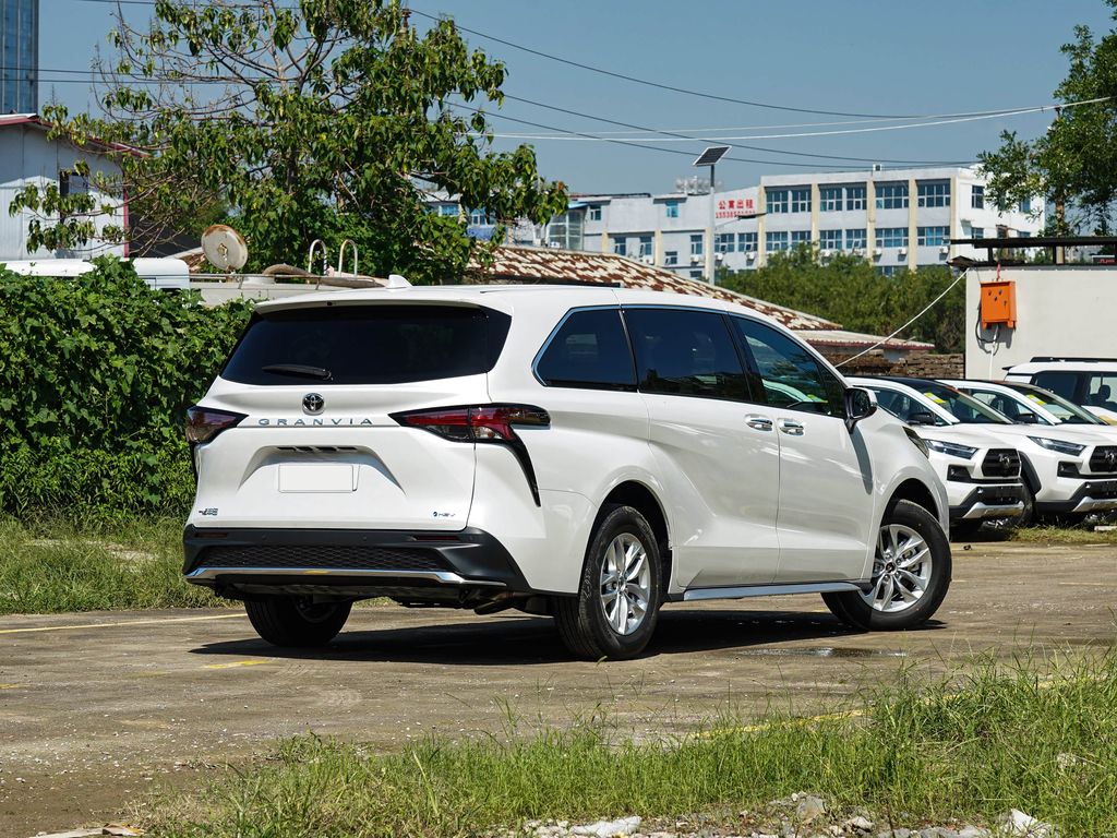 Toyota Grevia 2026 2.5L Hybrid Comfort Edition