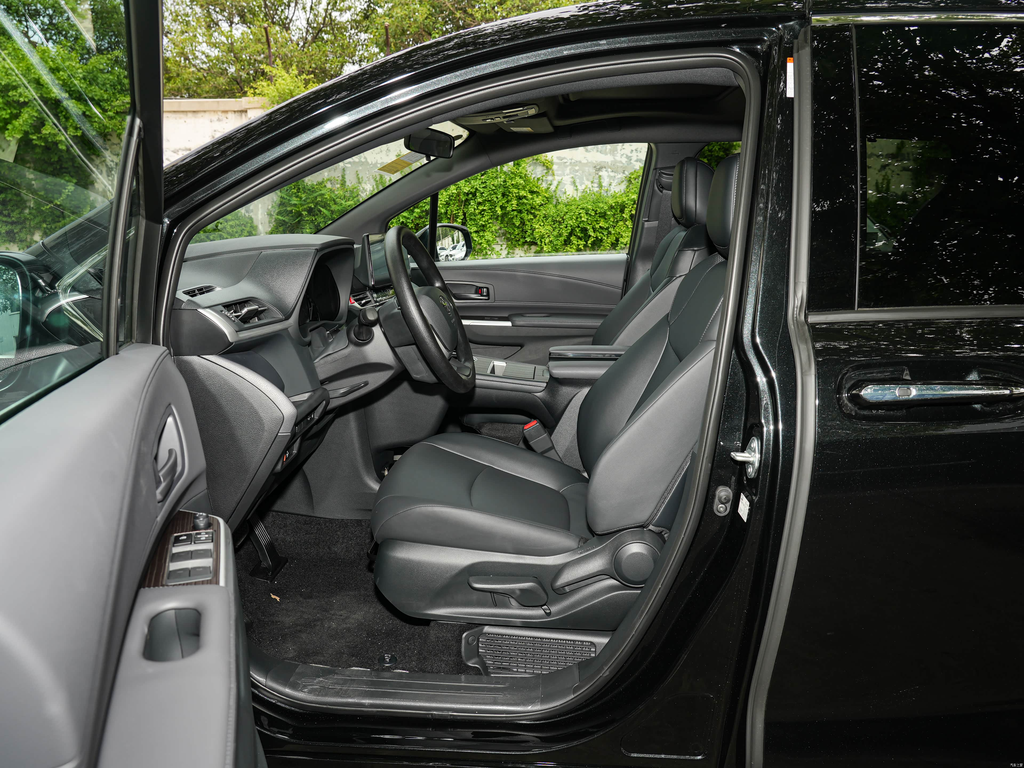 Toyota Grevia 2026 2.5L Hybrid Comfort Edition