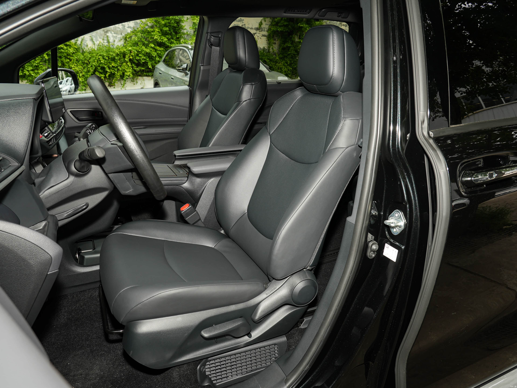 Toyota Grevia 2026 2.5L Hybrid Comfort Edition