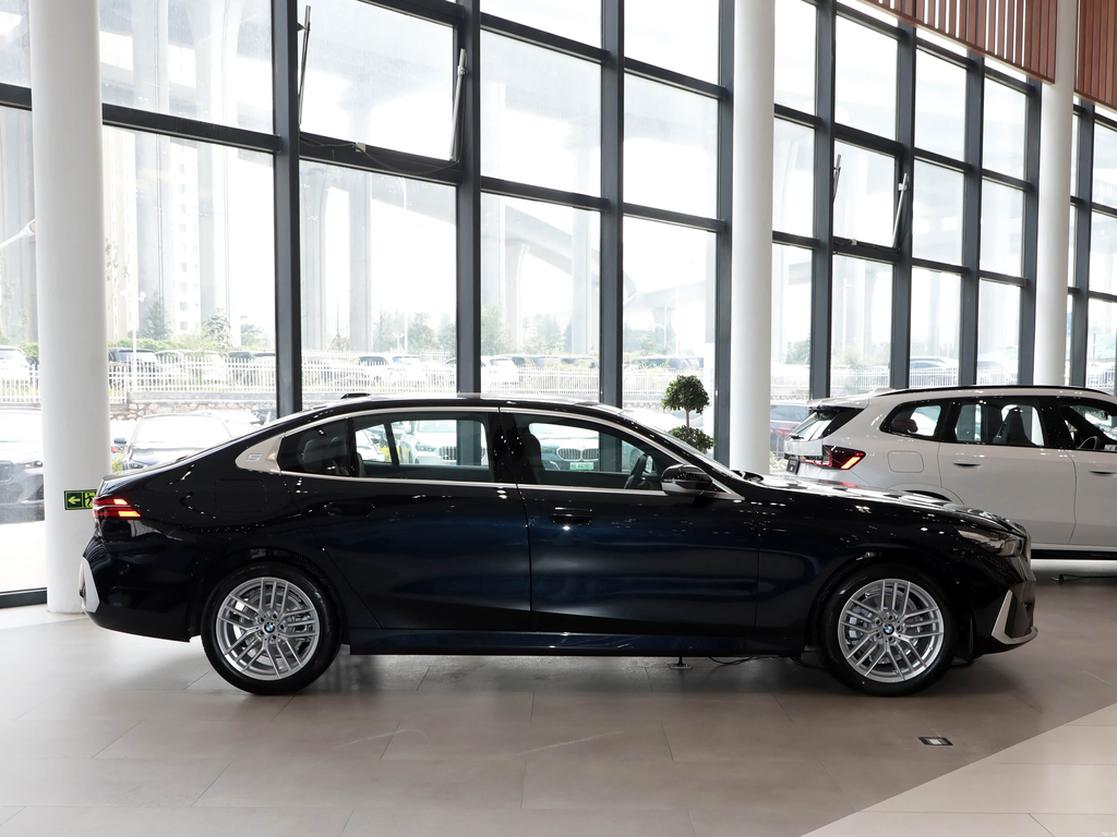 BMW 5 Series 525Li 2026 Luxury Package