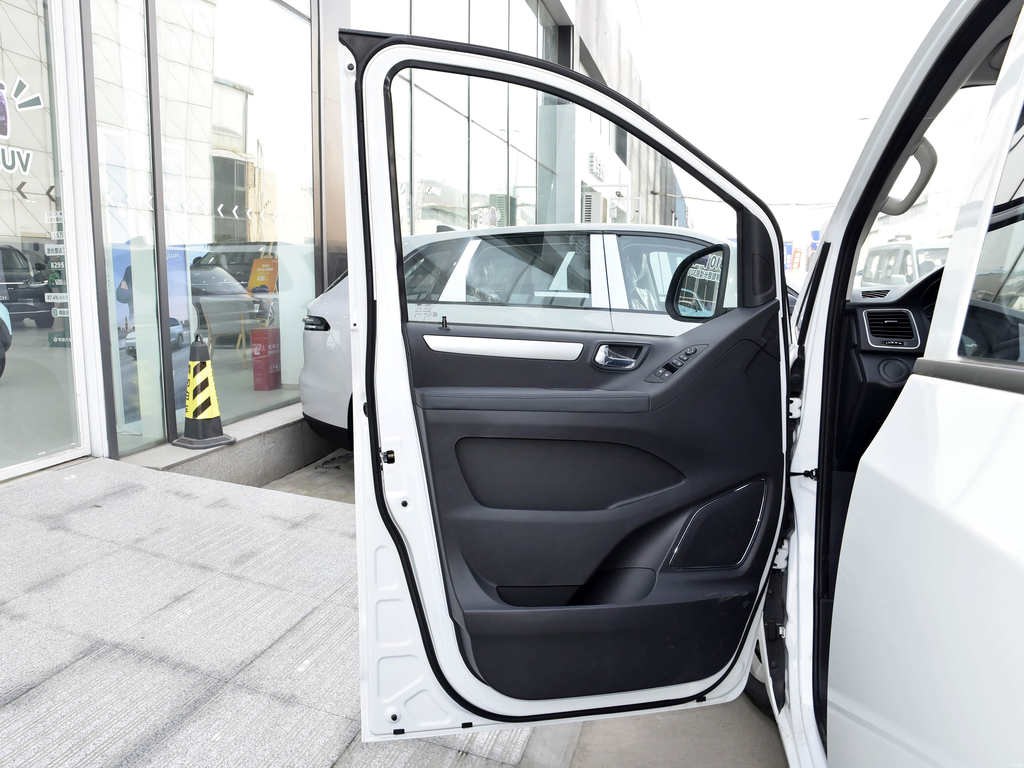 Maxus G10 2025 2.0L MT Value 7-seat