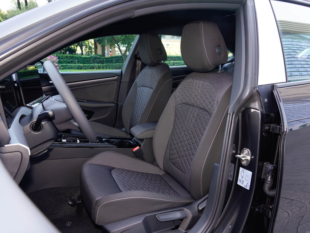 Volkswagen Lamando L 2026 300TSI Sense