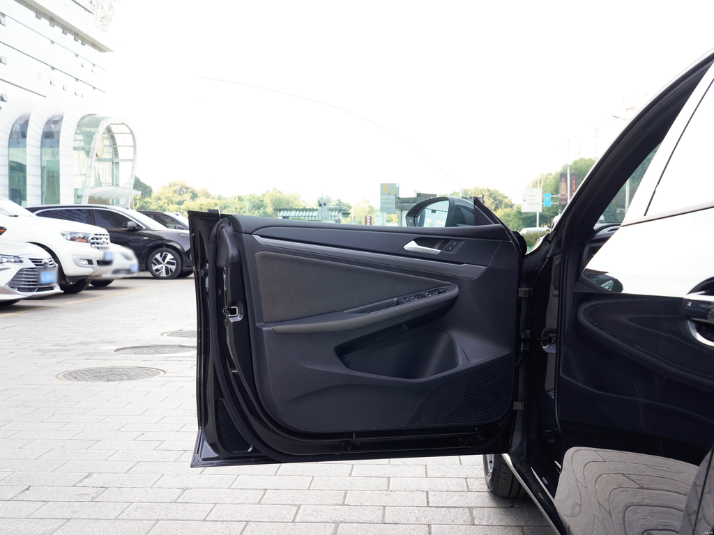 Volkswagen Lamando L 2026 300TSI Sense