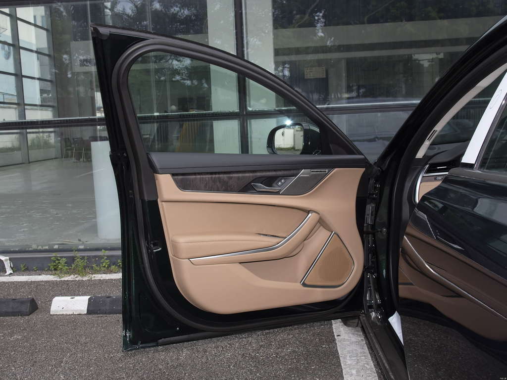 Jaguar XFL 2025 2.0T P250 2WD Luxury