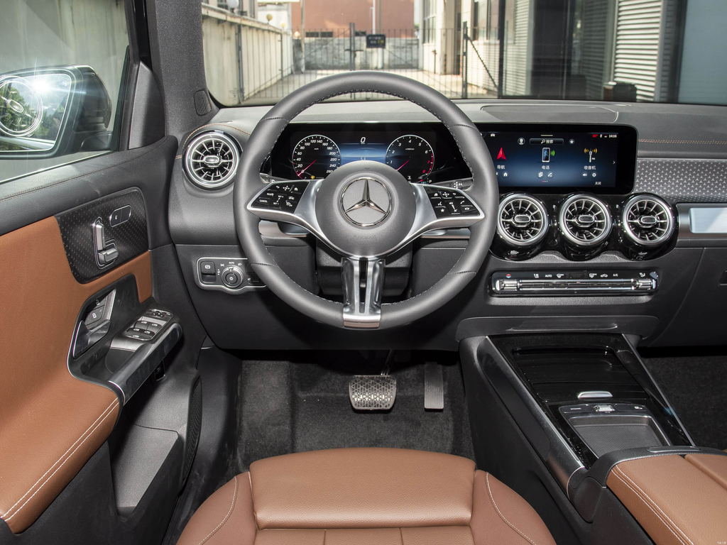 Mercedes-Benz GLB 200 2026 Dynamic