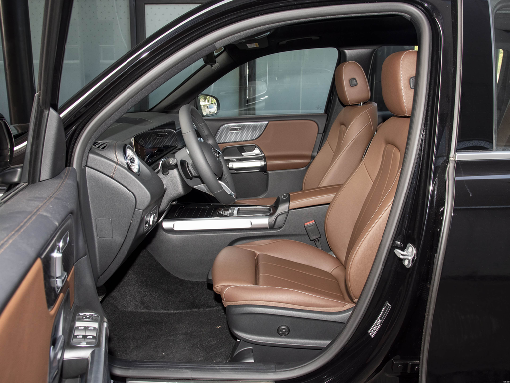 Mercedes-Benz GLB 200 2026 Dynamic