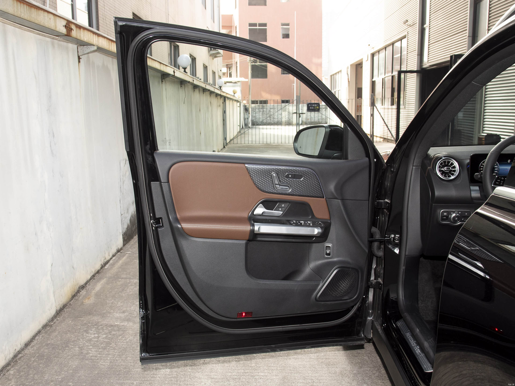 Mercedes-Benz GLB 200 2026 Dynamic
