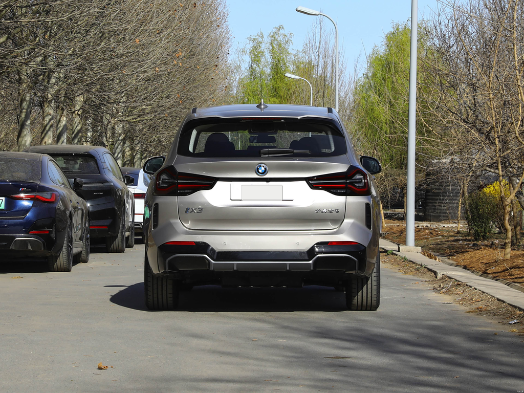 BMW iX3 2024 Leading Edition
