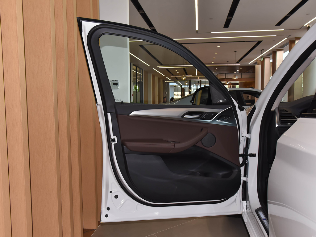 BMW iX3 2024 Leading Edition