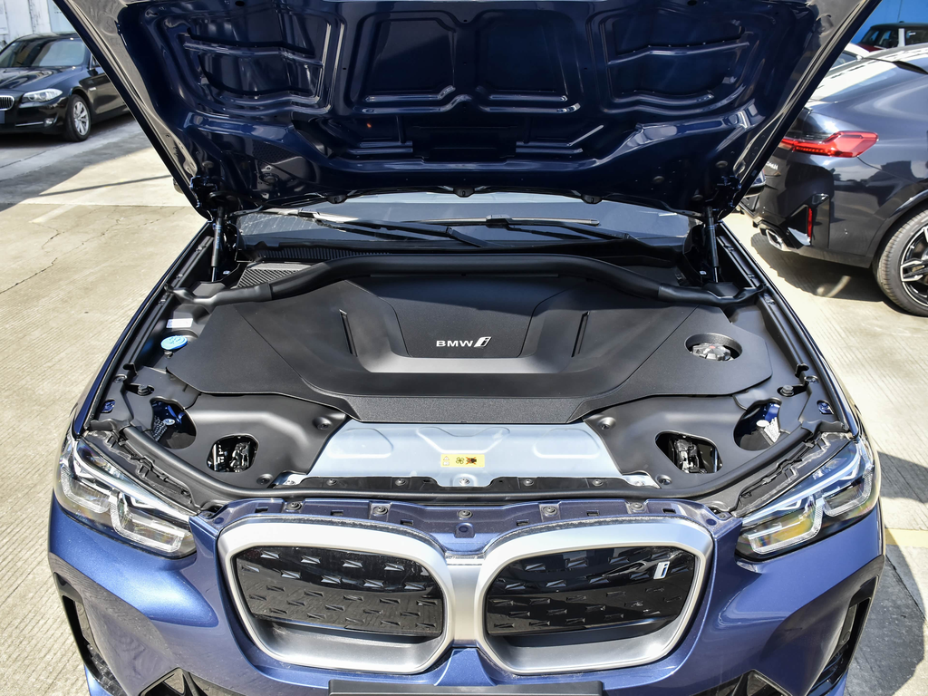 BMW iX3 2024 Leading Edition