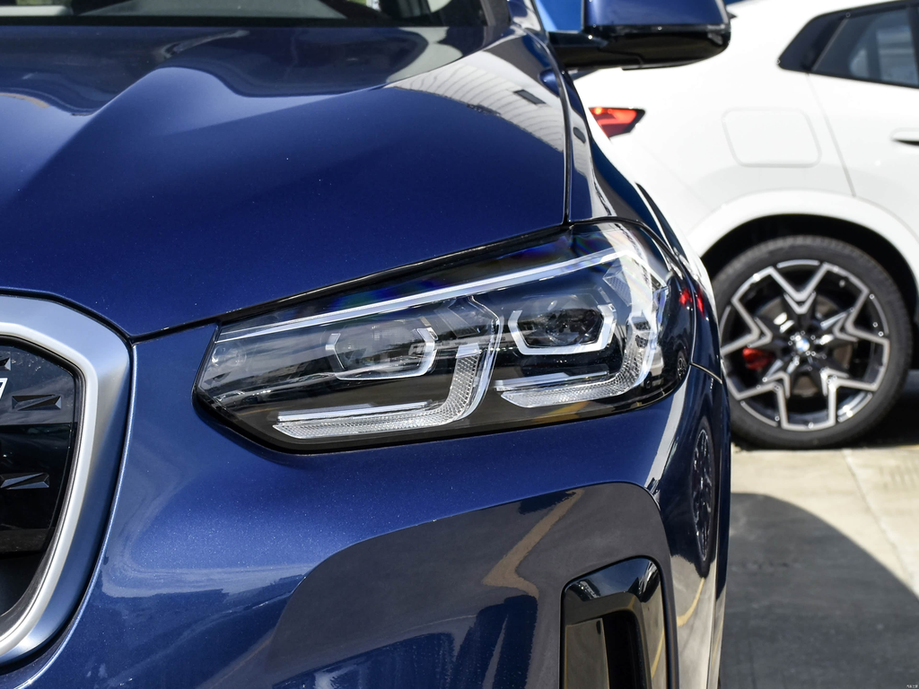 BMW iX3 2024 Leading Edition