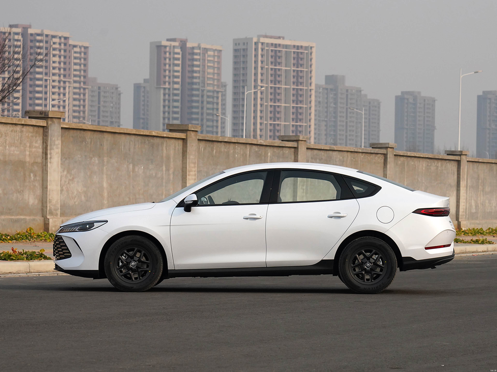 BYD Qin PLUS DM-i 2025 Smart Drive 55KM Leading