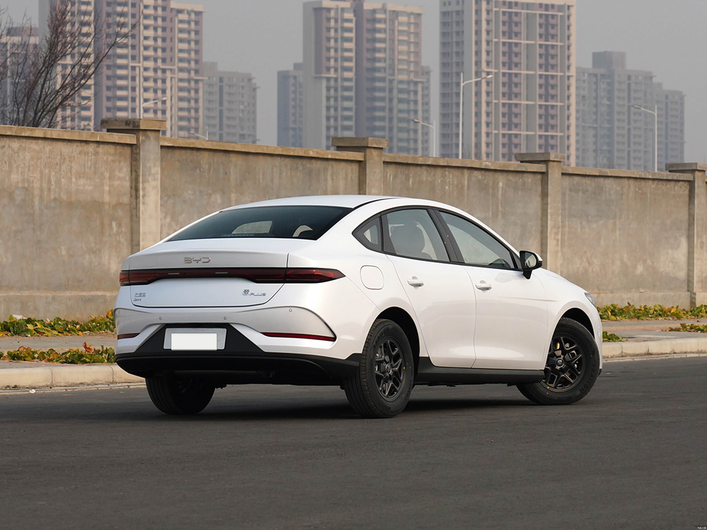 BYD Qin PLUS DM-i 2025 Smart Drive 55KM Leading