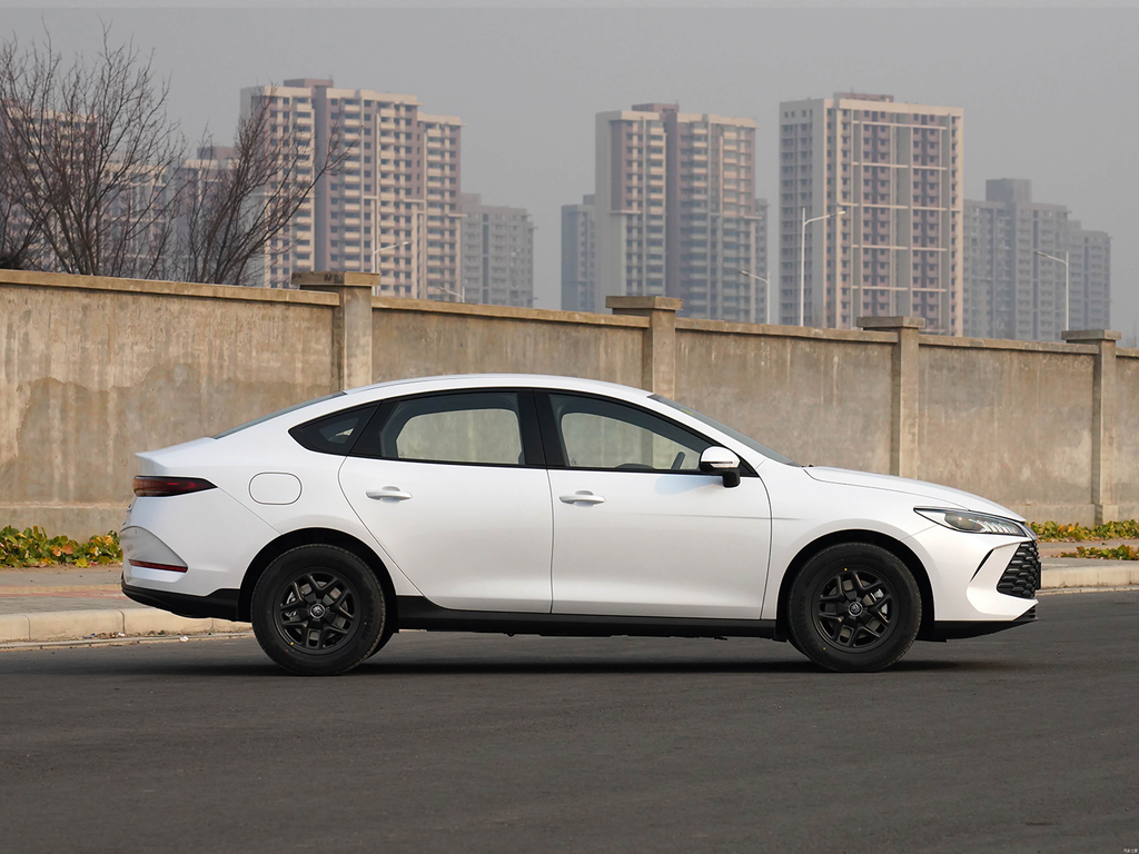 BYD Qin PLUS DM-i 2025 Smart Drive 55KM Leading