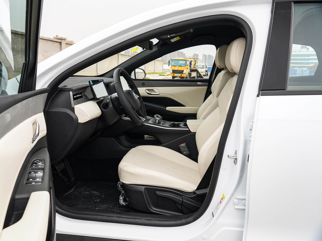 BYD Qin PLUS DM-i 2025 Smart Drive 55KM Leading