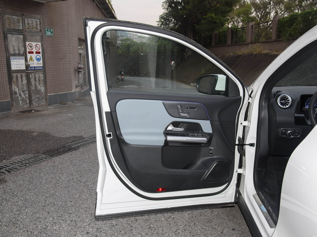Mercedes-Benz EQA 260 2025
