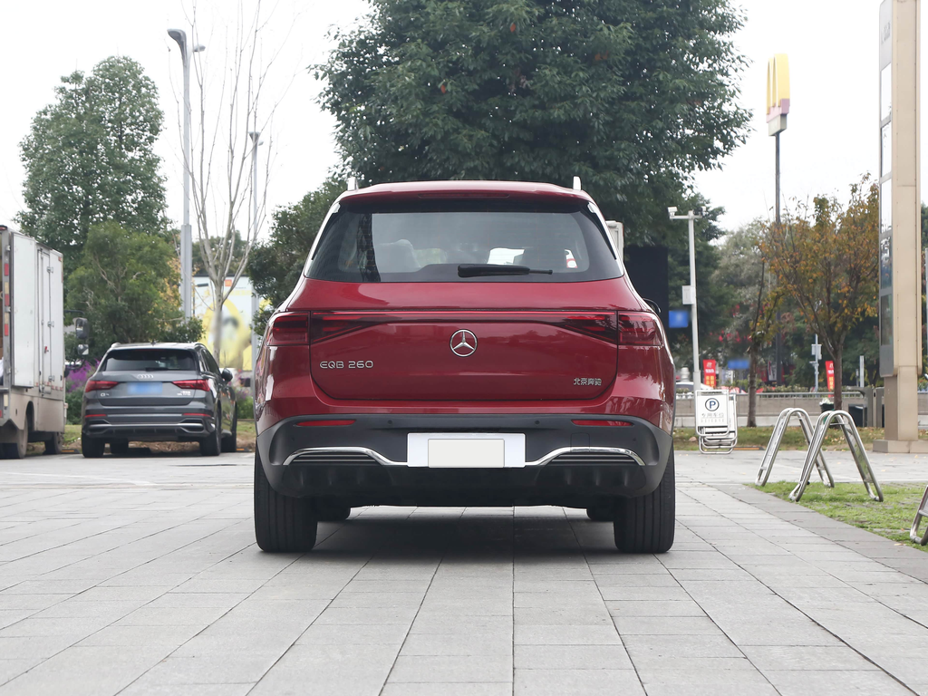 Mercedes-Benz EQB 260 2025