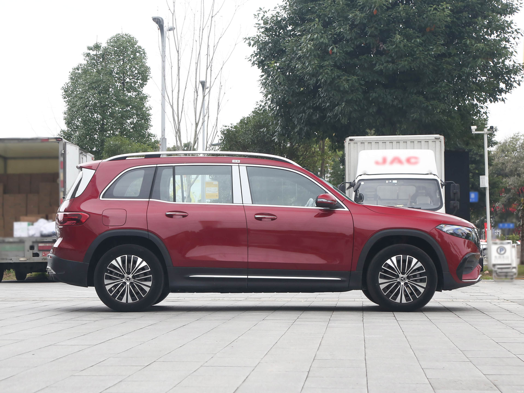 Mercedes-Benz EQB 260 2025