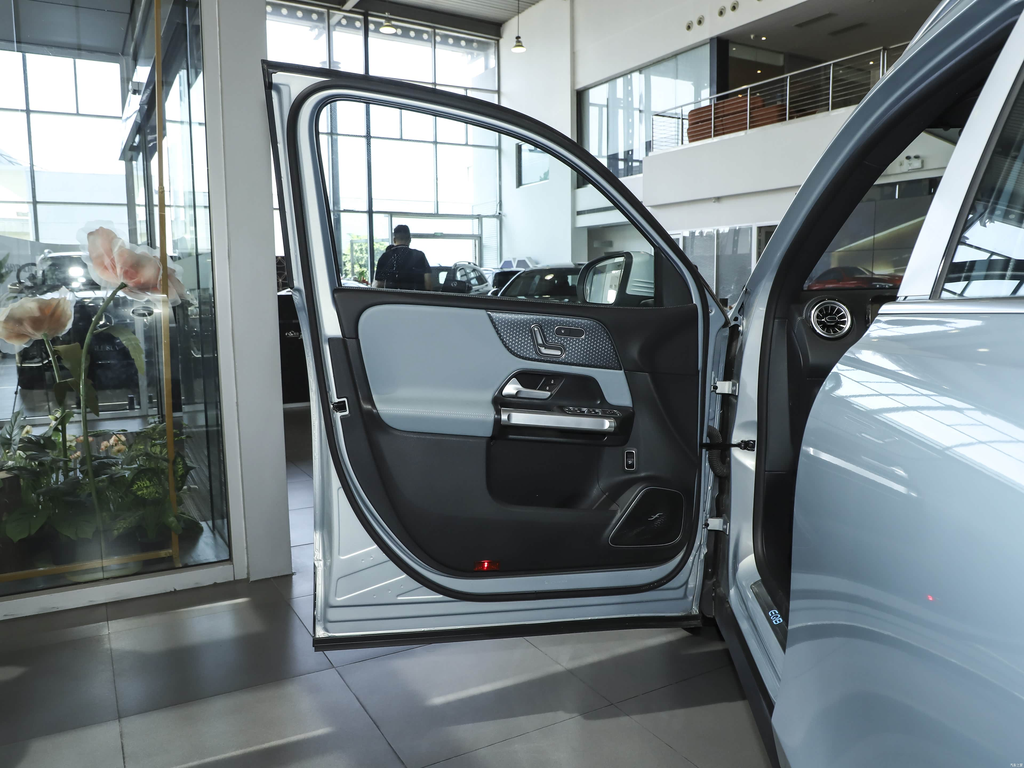Mercedes-Benz EQB 260 2025