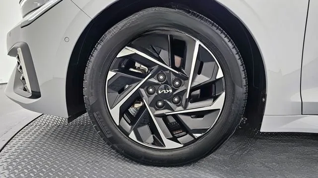 Kia K5 2024 Signature